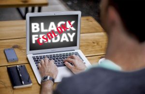 Ezekre érdemes odafigyelni a fekete pénteken Quadron Black Friday csaló fekete péntek