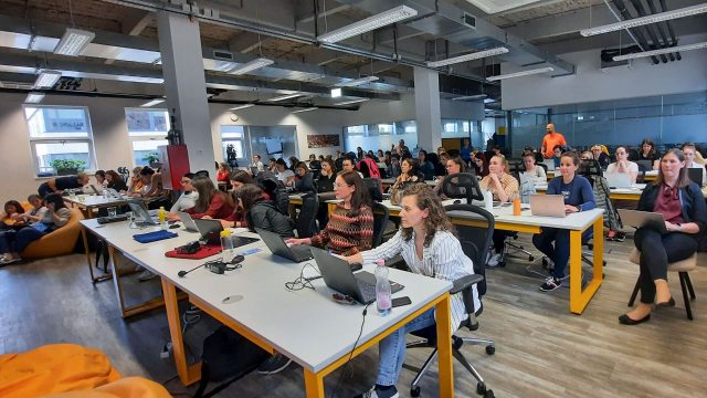 nok-programozas-kepzes nők programozás képzés